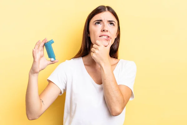 Ung Latinamerikansk Kvinna Tänker Känner Sig Tveksam Och Förvirrad Astma — Stockfoto