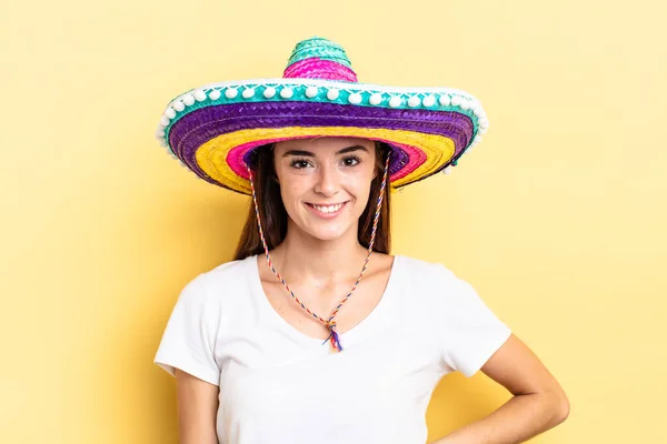 Giovane Donna Ispanica Sorridente Felicemente Con Una Mano Sul Fianco — Foto Stock