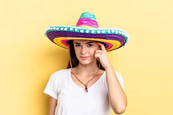 Jovem Hispânica Sorrindo Feliz Sonhando Acordado Duvidando Conceito Chapéu Mexicano — Fotografia de Stock