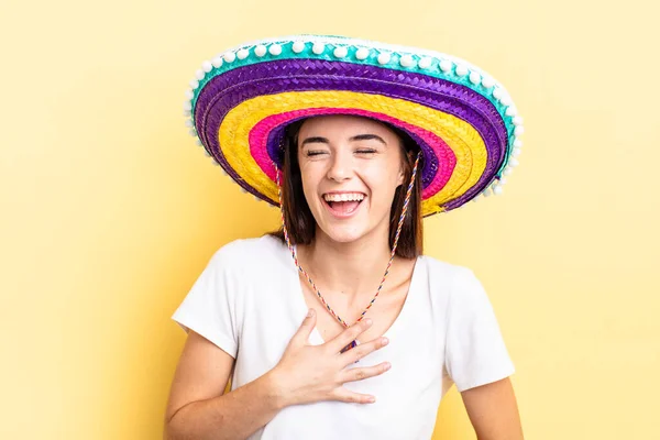 Ung Latinamerikansk Kvinna Skrattar Högt Något Lustigt Skämt Mexikansk Hatt — Stockfoto
