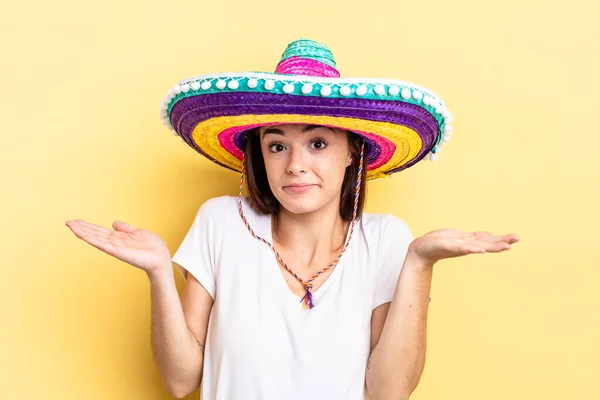 Молода Іспаномовна Жінка Почувається Спантеличеною Збентеженою Сумнівною Концепція Мексиканського Капелюха — стокове фото