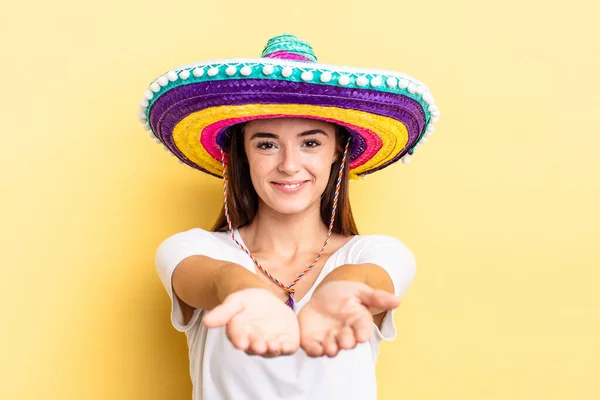 Jovem Hispânica Sorrindo Feliz Com Amigável Oferecendo Mostrando Conceito Conceito — Fotografia de Stock