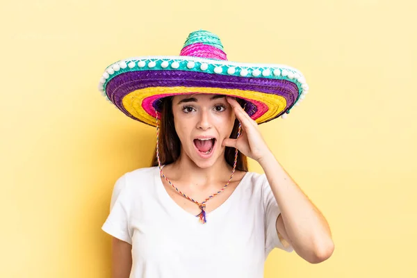 Młoda Latynoska Kobieta Wyglądająca Szczęśliwą Zdumioną Zaskoczoną Meksykańska Koncepcja Kapelusza — Zdjęcie stockowe