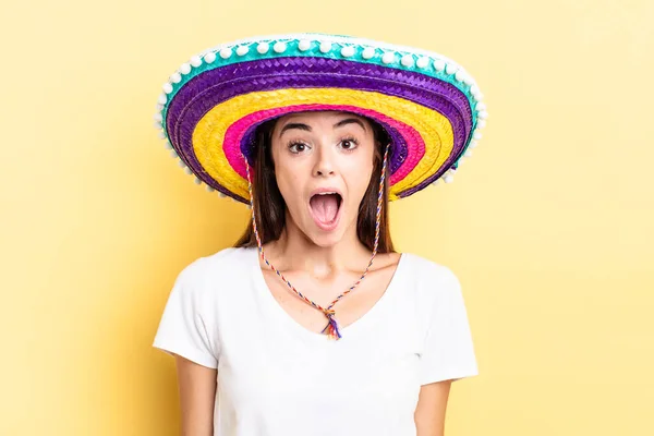 Jeune Femme Hispanique Air Très Choquée Surprise Chapeau Mexicain Concept — Photo
