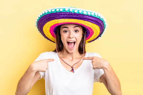 Giovane Donna Ispanica Sentirsi Felice Indicando Con Eccitato Concetto Cappello — Foto Stock