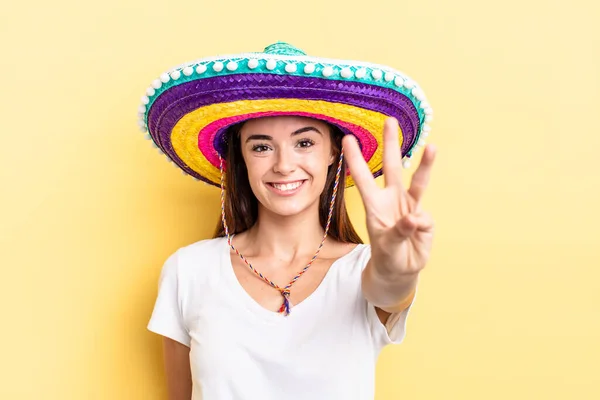 Jovem Hispânica Sorrindo Parecendo Amigável Mostrando Número Três Conceito Chapéu — Fotografia de Stock