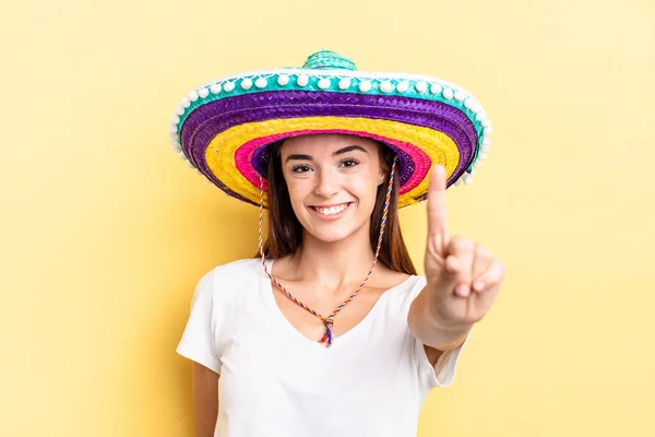 Fiatal Spanyol Mosolyog Barátságosnak Tűnik Első Helyen Áll Mexikói Kalapkoncepció — Stock Fotó