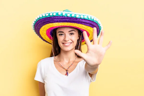 Młoda Latynoska Uśmiecha Się Wygląda Przyjaźnie Pokazuje Numer Pięć Meksykańska — Zdjęcie stockowe