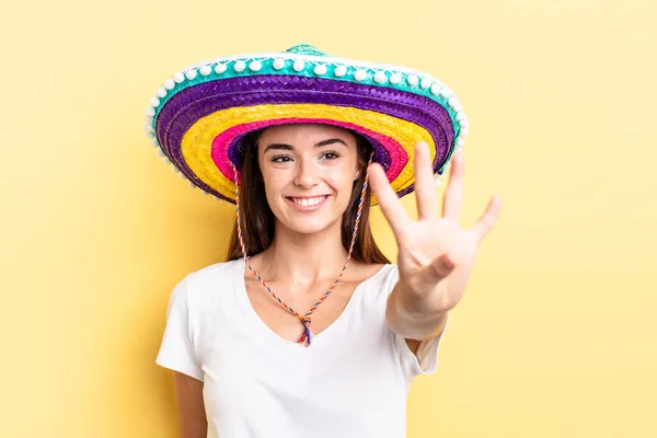 Jovem Hispânica Sorrindo Parecendo Amigável Mostrando Número Quatro Conceito Chapéu — Fotografia de Stock