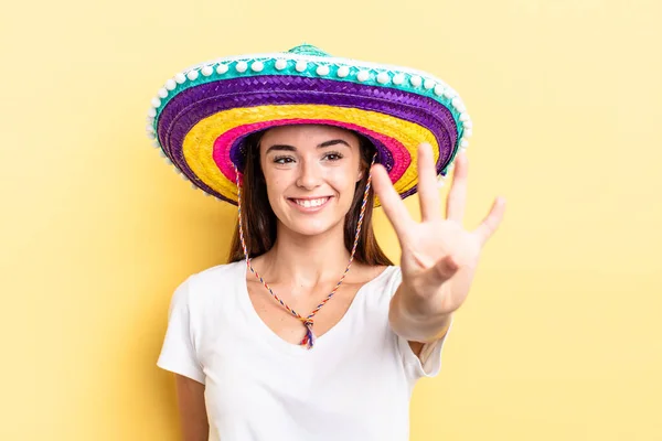 Ung Latinamerikansk Kvinna Ler Och Ser Vänlig Visar Nummer Fyra — Stockfoto