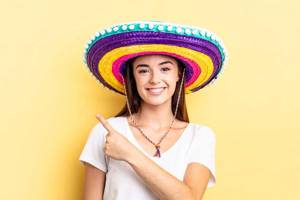 히스패닉 여성은 명랑하게 웃으면서 행복을 느끼고 측면을 가리켰습니다 멕시코 — 스톡 사진