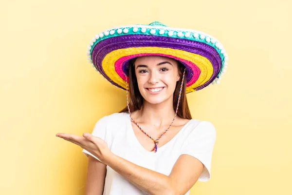 Jovem Hispânica Sorrindo Alegremente Sentindo Feliz Mostrando Conceito Conceito Chapéu — Fotografia de Stock