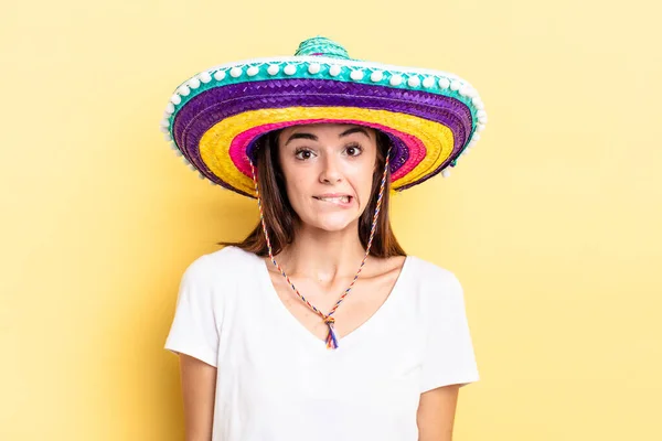 Jovem Hispânica Olhando Confuso Confuso Conceito Chapéu Mexicano — Fotografia de Stock
