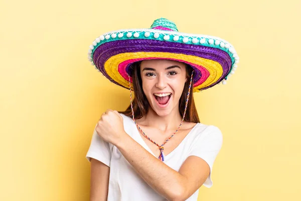 若いヒスパニック系の女性は幸せと挑戦やお祝いに直面しています メキシコの帽子のコンセプト — ストック写真