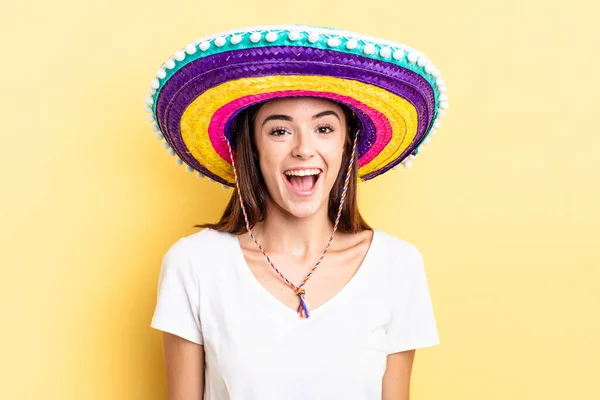 Jovem Hispânica Mulher Olhando Feliz Agradavelmente Surpreendido Conceito Chapéu Mexicano — Fotografia de Stock