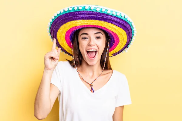 Μια Νεαρή Ισπανίδα Που Νιώθει Χαρούμενη Και Ενθουσιασμένη Ιδιοφυΐα Μετά — Φωτογραφία Αρχείου
