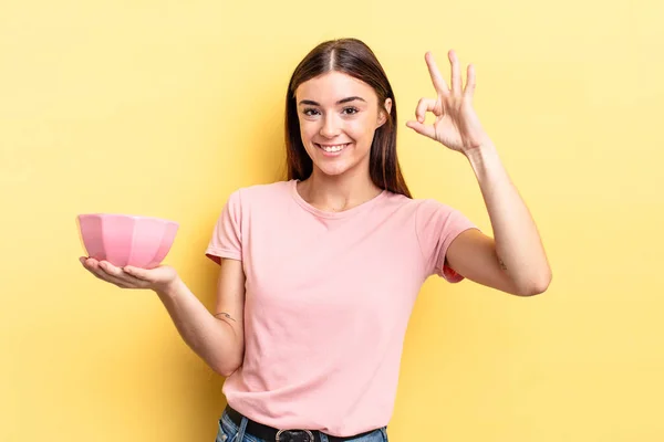 Joven Mujer Hispana Sintiéndose Feliz Mostrando Aprobación Con Gesto Bien —  Fotos de Stock