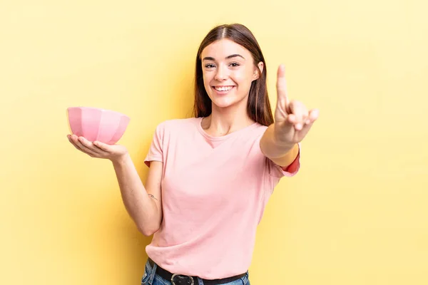 Jovem Hispânica Sorrindo Orgulhosa Confiantemente Fazendo Número Conceito Tigela Vazia — Fotografia de Stock