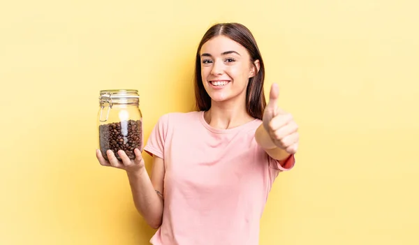 Jovem Hispânica Sentindo Orgulhoso Sorrindo Positivamente Com Polegares Para Cima — Fotografia de Stock