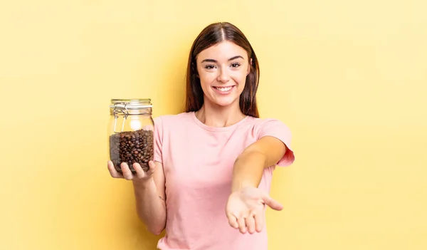 Jovem Hispânica Sorrindo Feliz Com Amigável Oferecendo Mostrando Conceito Grãos — Fotografia de Stock