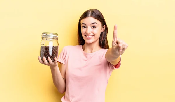 Jovem Hispânica Sorrindo Orgulhosa Confiantemente Fazendo Número Grãos Café Conceito — Fotografia de Stock