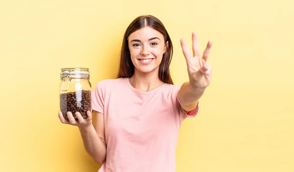Jovem Hispânica Sorrindo Parecendo Amigável Mostrando Número Três Grãos Café — Fotografia de Stock