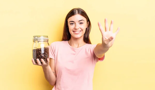 Jovem Hispânica Sorrindo Parecendo Amigável Mostrando Número Quatro Grãos Café — Fotografia de Stock