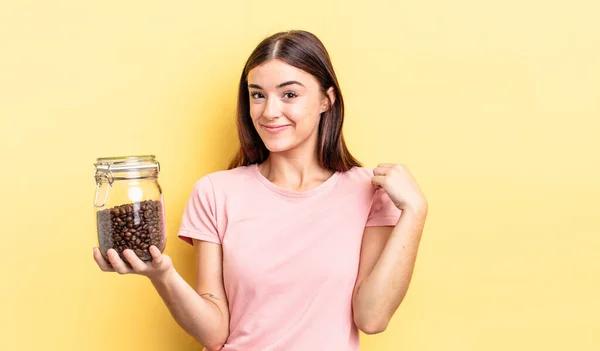 Jovem Hispânica Olhando Arrogante Bem Sucedido Positivo Orgulhoso Grãos Café — Fotografia de Stock