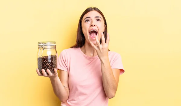 Jovem Hispânica Olhar Desesperado Frustrado Estressado Grãos Café Conceito — Fotografia de Stock