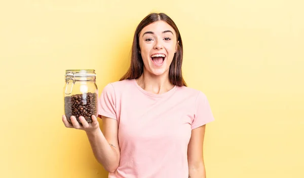 Jovem Hispânica Mulher Olhando Feliz Agradavelmente Surpreendido Grãos Café Conceito — Fotografia de Stock