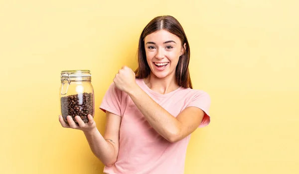 Jovem Hispânica Sentindo Feliz Enfrentando Desafio Celebrando Grãos Café Conceito — Fotografia de Stock