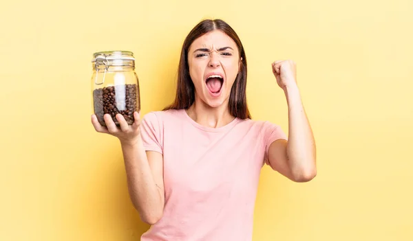 Junge Hispanische Frau Schreit Aggressiv Mit Wütendem Gesichtsausdruck Kaffeebohnen Konzept — Stockfoto