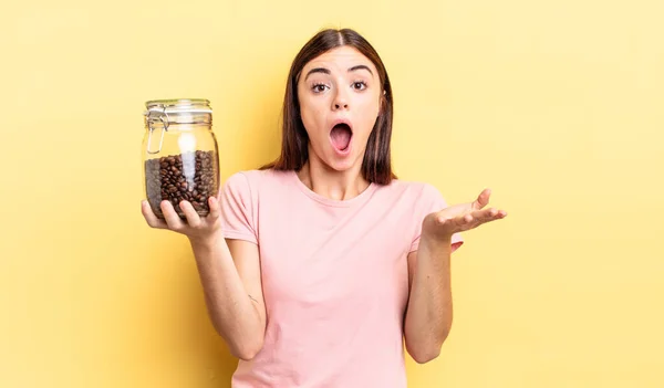 Junge Hispanische Frau Die Extrem Schockiert Und Überrascht Ist Kaffeebohnen — Stockfoto