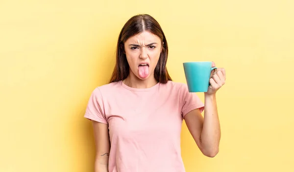 年轻的惊慌失措的女人感到厌恶 说不出话来 咖啡杯概念 — 图库照片