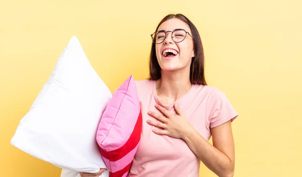 Uma Jovem Hispânica Rir Uma Piada Hilariante Pijama Travesseiro Conceito — Fotografia de Stock