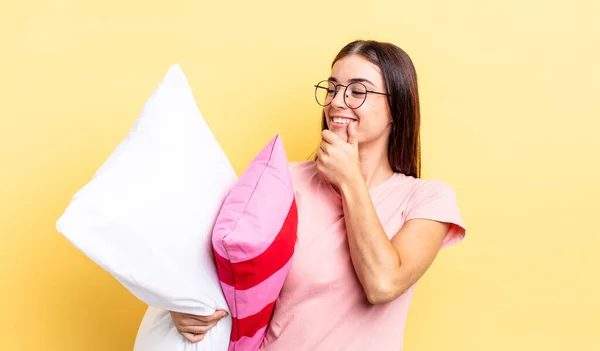 Jovem Hispânica Sorrindo Com Uma Expressão Feliz Confiante Com Mão — Fotografia de Stock