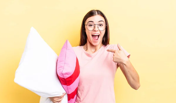 Jovem Hispânica Sentindo Feliz Apontando Para Mesmo Com Animado Pijama — Fotografia de Stock