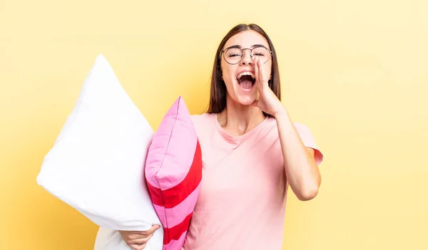 Jovem Hispânica Sentir Feliz Dando Grande Grito Com Mãos Lado — Fotografia de Stock