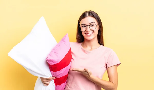 若いヒスパニック系の女性は陽気に笑顔で 幸せを感じ 概念を示す パジャマと枕のコンセプト — ストック写真