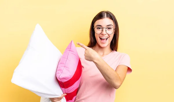 Jovem Hispânica Olhando Animado Surpreso Apontando Para Lado Pijama Travesseiro — Fotografia de Stock