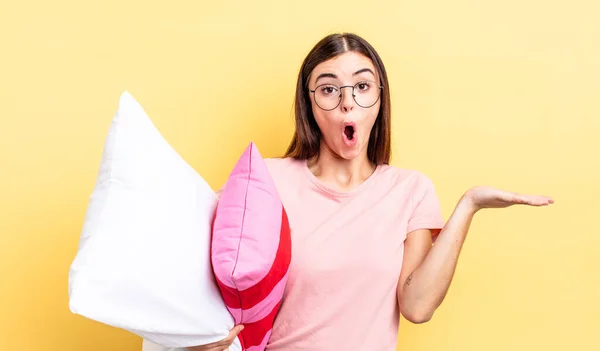 Giovane Donna Ispanica Guardando Sorpreso Scioccato Con Mascella Caduto Possesso — Foto Stock