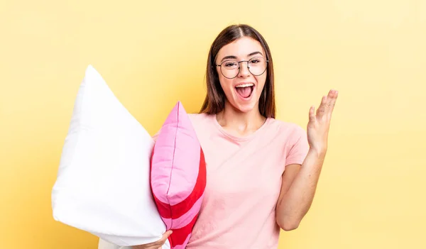 Jovem Hispânica Sentindo Feliz Surpreso Perceber Uma Solução Ideia Pijama — Fotografia de Stock