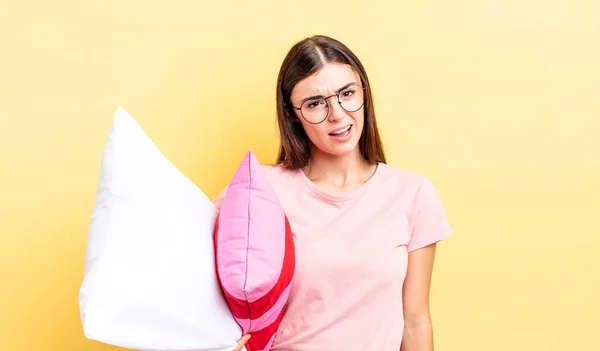 Ung Latinamerikansk Kvinna Känner Sig Förbryllad Och Förvirrad Pyjamas Och — Stockfoto