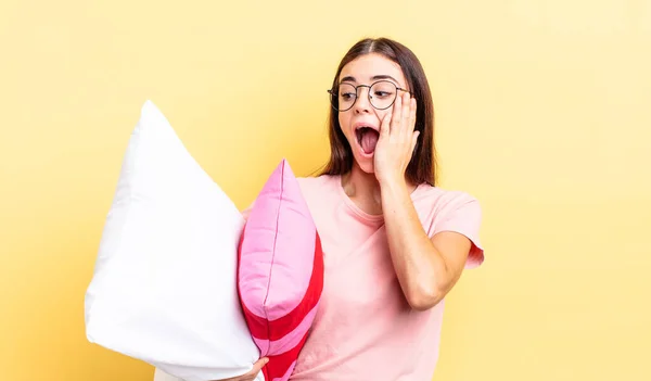 Fiatal Spanyol Boldog Izgatott Meglepett Pizsama Párna Koncepció — Stock Fotó