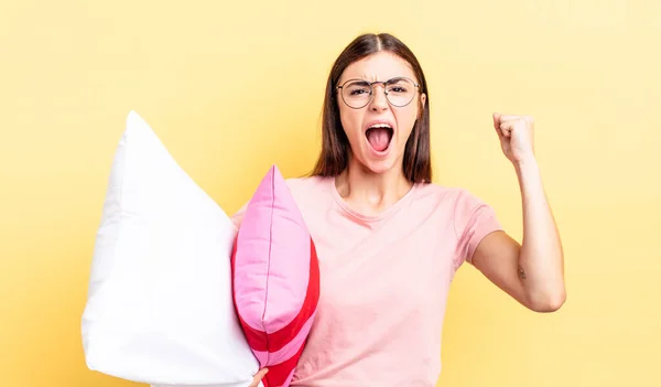 Jovem Hispânica Gritando Agressivamente Com Uma Expressão Irritada Pijama Travesseiro — Fotografia de Stock