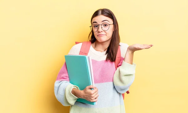 Młoda Latynoska Kobieta Czuje Się Zakłopotana Zdezorientowana Wątpi Koncepcja Studenta — Zdjęcie stockowe