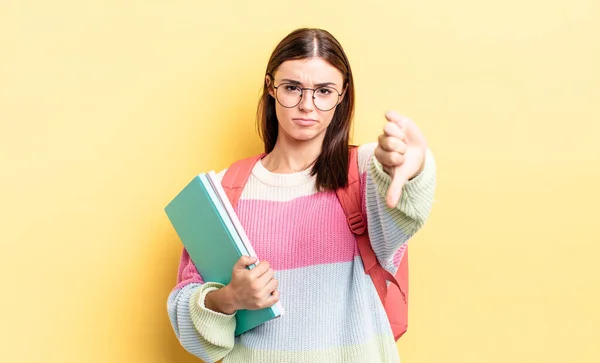 Młoda Latynoska Czuje Się Zezłoszczona Pokazuje Opuszczone Kciuki Koncepcja Studenta — Zdjęcie stockowe