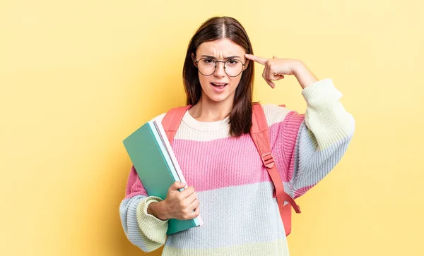 Joven Hispana Sintiéndose Confundida Desconcertada Mostrando Que Estás Loca Concepto —  Fotos de Stock