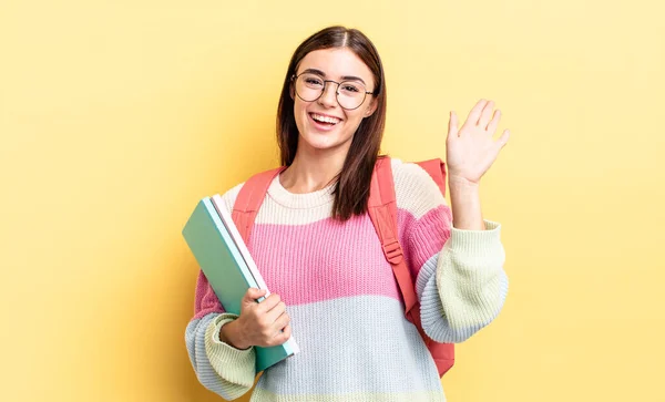 Jovem Hispânica Sorrindo Feliz Acenando Mão Acolhendo Cumprimentando Você Conceito — Fotografia de Stock