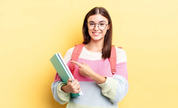 Giovane Donna Ispanica Sorridente Allegramente Sentendosi Felice Indicando Lato Concetto — Foto Stock